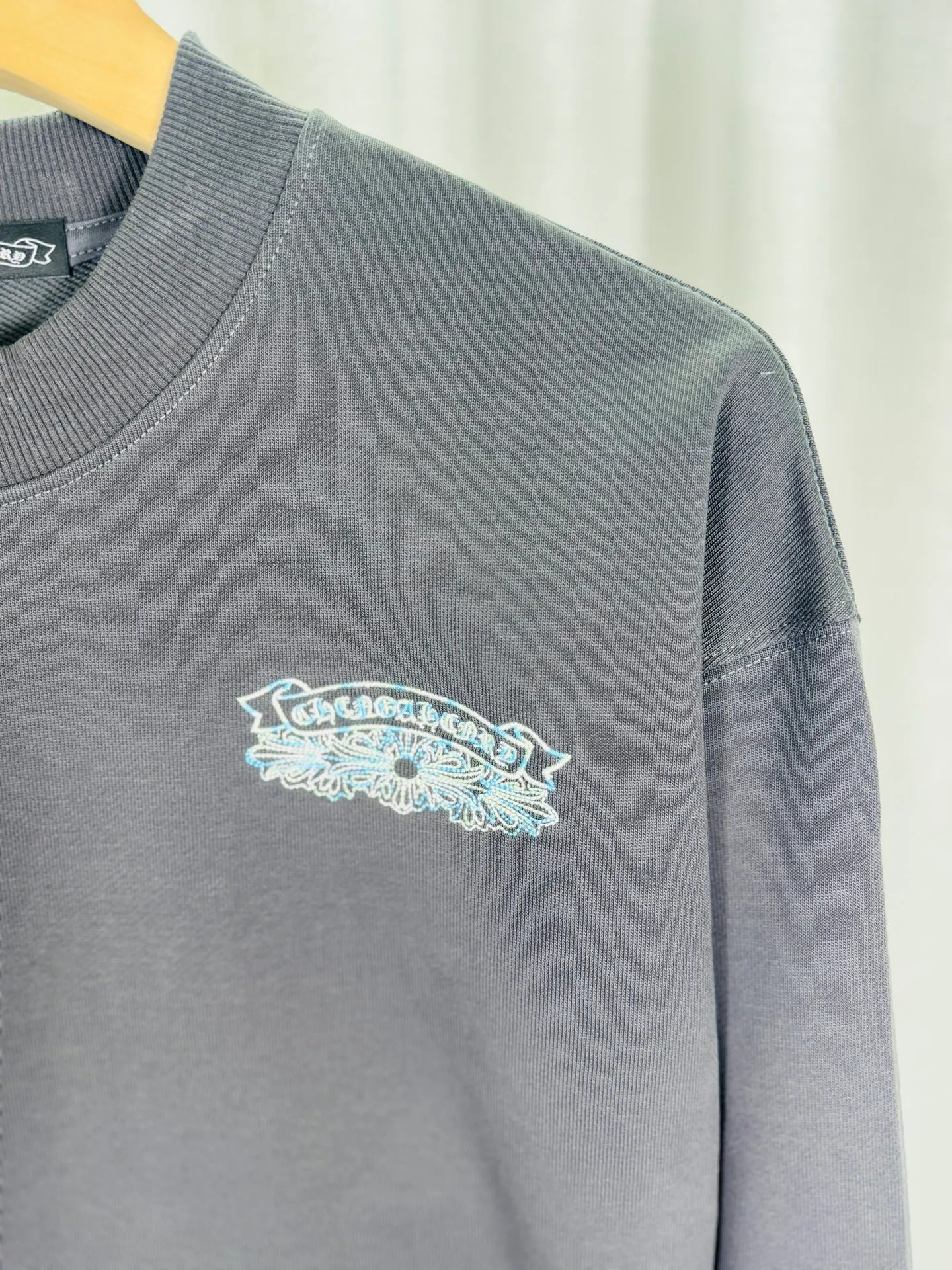 P240 top version, real shot without P, ​​different from market currency) 𝗖𝗵𝗿𝗼𝗺𝗲 𝗛𝗲𝗮𝗿𝘁𝘀/Cro Heart 2025 washed patch embroidery autumn and winter new original single counter American laser burnt 3D three-dimensional color embroidered couple casual sweatshirt 👑The highest version! Customized fabric 430g tripe terry fabric! American acid-washed and distressed original fabric laser burnt ✟appliqué embroidery and exquisite embroidery of letters! The best-selling model in the counter, very comfortable to wear. Accessories: original molded and authenticated collar label➕100% silk wash label. Genuine purchase-grade original hangtag➕matching hanging rope➕3D hanging beads➕original packaging bag. Craftsmanship: The original version has consistent wiring! The highest version of the armhole matching technique! Color: Gray Black Size: S M L XL Style No.: 9302